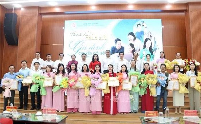 Lãnh đạo UBND tỉnh Đắk Lắk, Ban Tổ chức cuộc thi chụp hình cùng các tác giả đạt giải.