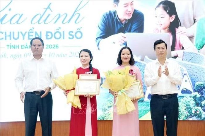 Trao giải Nhất cuộc thi cho các tác giả đạt giải.