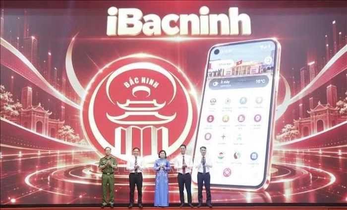 Các đại biểu thực hiện nghi lễ ra mắt nền tảng giao tiếp số giữa chính quyền với người dân và doanh nghiệp IBacninh. Ảnh: Thanh Thương/TTXVN