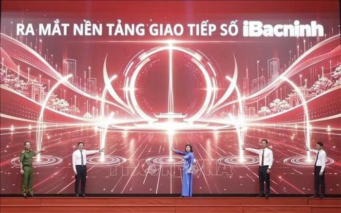 Các đại biểu nhấn nút ra mắt nền tảng giao tiếp số giữa chính quyền với người dân và doanh nghiệp iBacninh. Ảnh: Thanh Thương/TTXVN