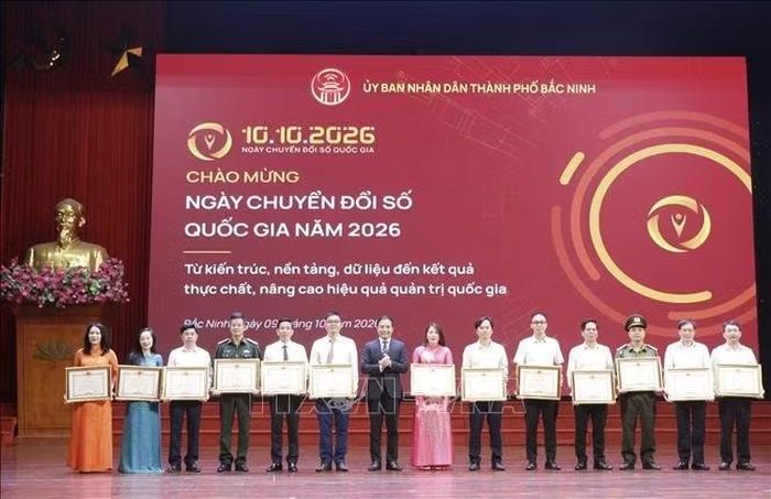 Lãnh đạo thành phố Bắc Ninh trao Bằng khen tặng các tập thể có thành tích xuất sắc trong chuyển đổi số. Ảnh: Thanh Thương/TTXVN
