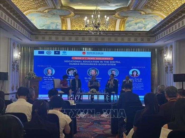 Các chuyên gia thảo luận tại tọa đàm “Giáo dục nghề nghiệp trong hệ sinh thái nhân lực số” Ảnh: Phương Hà/TTXVN