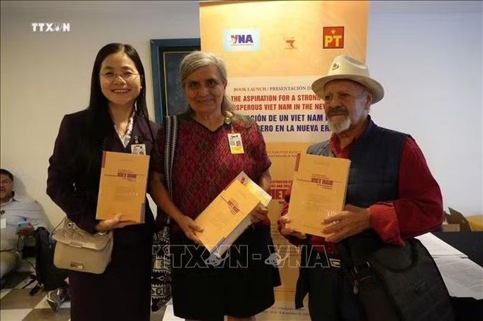 Các đại biểu cầm trên tay cuốn sách “Khát vọng Việt Nam hùng cường trong kỷ nguyên mới’’ tập hợp các bài viết, phát biểu tiêu biểu của Tổng Bí thư, Chủ tịch nước Tô Lâm. Ảnh: Phi Hùng/PV TTXVN tại Mexico