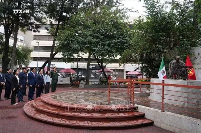 Đoàn công tác dâng hoa tại Khuôn viên Tượng đài Chủ tịch Hồ Chí Minh trong Công viên Tự do các dân tộc tại trung tâm thủ đô Mexico City. Ảnh: Phi Hùng/PV TTXVN tại Mexico