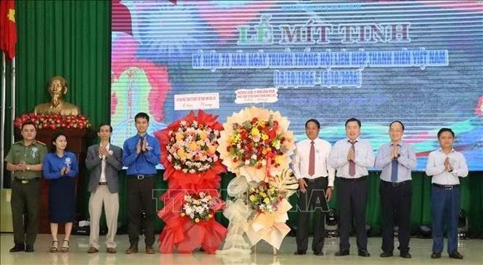 Tặng hoa chúc mừng Hội Liên hiệp Thanh niên Việt Nam tỉnh Đắk Lắk.