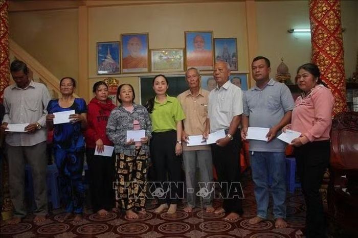 Bà Đỗ Ái Lanh, Phó Chủ tịch UBND phường Hiệp Thành, trao quà đến các hộ gia đình chính sách trên địa bàn nhân dịp lễ Sene Dolta 2026.