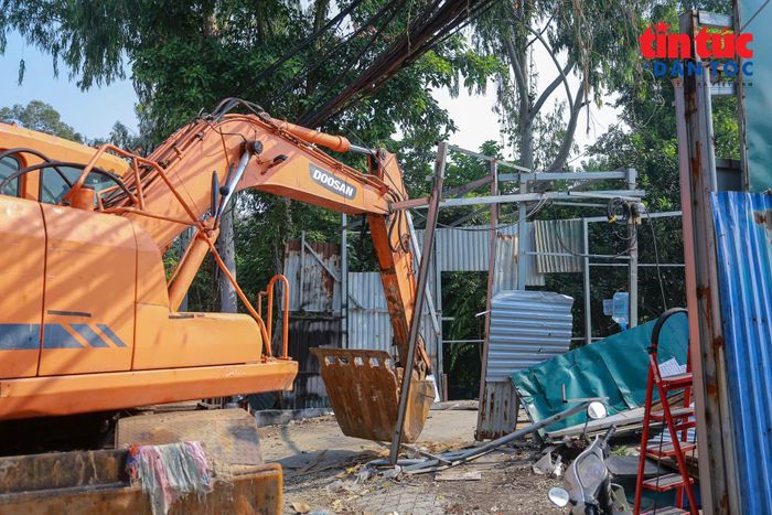 Việc tháo dỡ các công trình vi phạm góp phần giải tỏa mặt bằng, tăng cường quản lý khu vực hành lang sông Nhuệ.