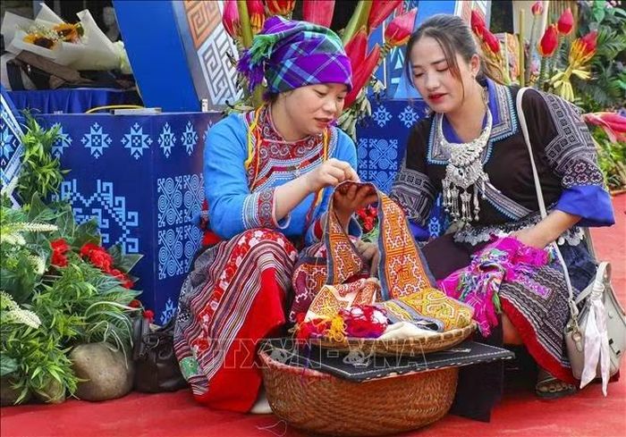 Không gian văn hóa của đồng bào dân tộc Mông tỉnh Lào Cai tại Ngày hội.