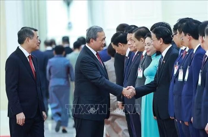 Thủ tướng Campuchia Hun Manet với các thành viên đoàn Việt Nam. Ảnh: Dương Giang/TTXVN