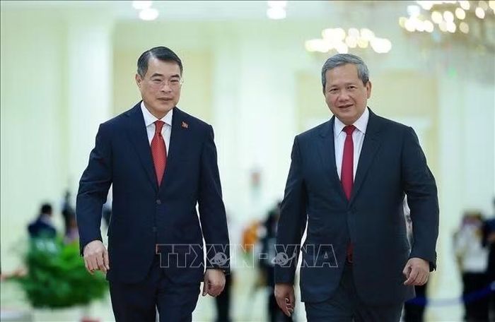 Thủ tướng Hun Manet đón Thủ tướng Lê Minh Hưng thăm chính thức Vương quốc Campuchia. Ảnh: Dương Giang/TTXVN