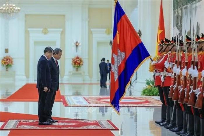 Thủ tướng Lê Minh Hưng và Thủ tướng Campuchia Hun Manet duyệt Đội danh dự Quân đội Hoàng gia Campuchia. Ảnh: Dương Giang/TTXVN