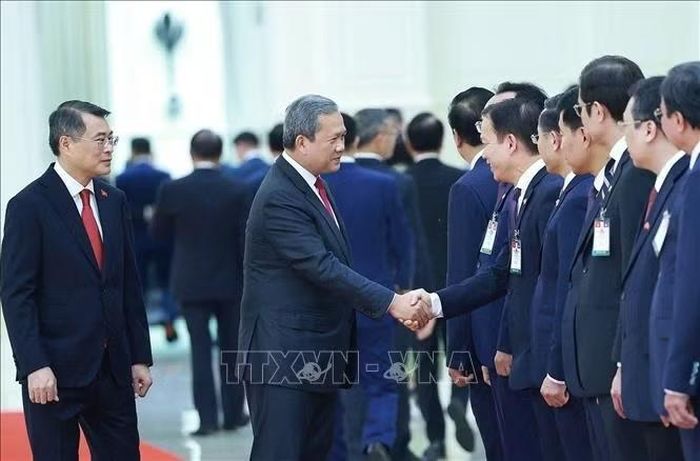 Thủ tướng Vương quốc Campuchia Hun Manet với các thành viên đoàn Việt Nam. Ảnh: Dương Giang/TTXVN