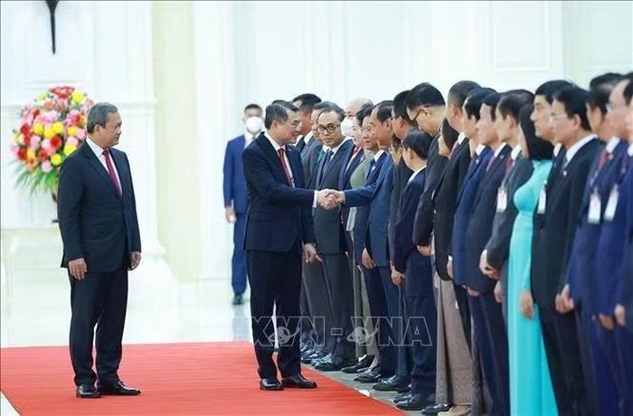 Thủ tướng Lê Minh Hưng với các thành viên đoàn Campuchia. Ảnh: Dương Giang/TTXVN