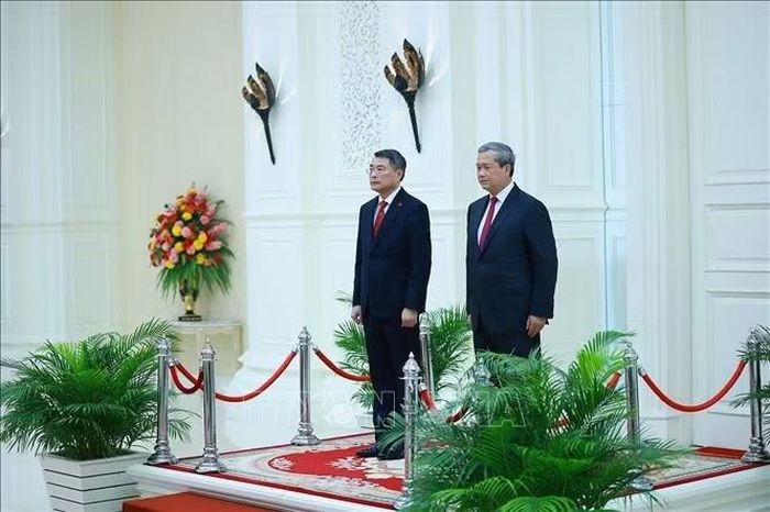 Thủ tướng Lê Minh Hưng và Thủ tướng Hun Manet trên bục danh dự, nghe quân nhạc cử Quốc thiều hai nước. Ảnh: Dương Giang/TTXVN