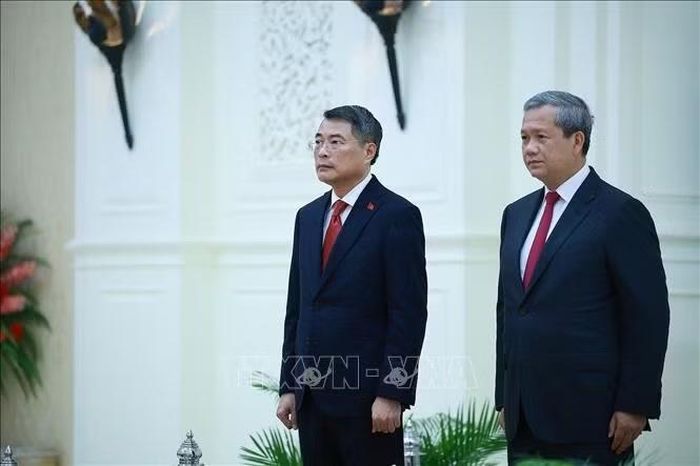 Thủ tướng Lê Minh Hưng và Thủ tướng Campuchia Hun Manet nghe quân nhạc cử Quốc thiều hai nước. Ảnh: Dương Giang/TTXVN