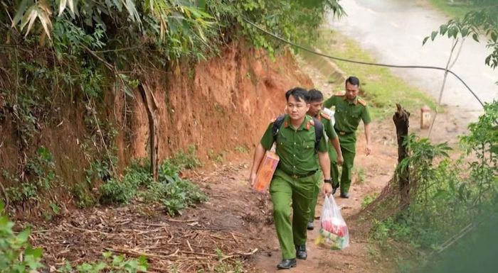 Anh Chà Văn Minh cùng đồng đội mang nhu yếu phẩm tới hỗ trợ bà con.