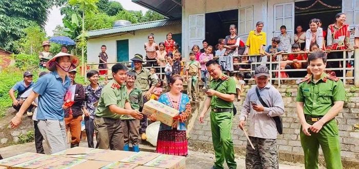 Anh Chà Văn Minh cùng đồng đội mang nhu yếu phẩm tới hỗ trợ bà con.