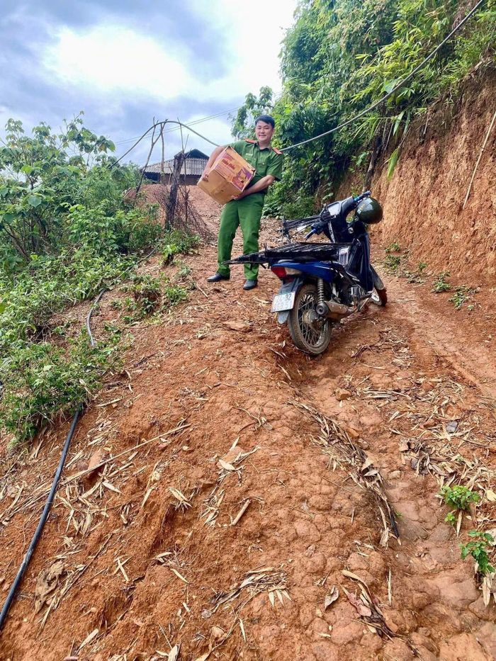 Anh Chà Văn Minh mang nhu yếu phẩm tới hỗ trợ bà con.