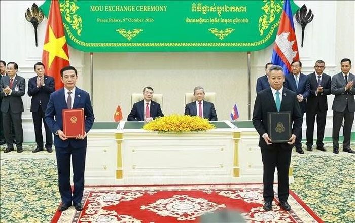 Thủ tướng Lê Minh Hưng và Thủ tướng Campuchia Hun Manet chứng kiến trao Bản ghi nhớ giữa Chính phủ hai nước về việc quản lý, bảo vệ và phát huy đài Hữu Nghị Việt Nam - Campuchia. Ảnh: Dương Giang/TTXVN