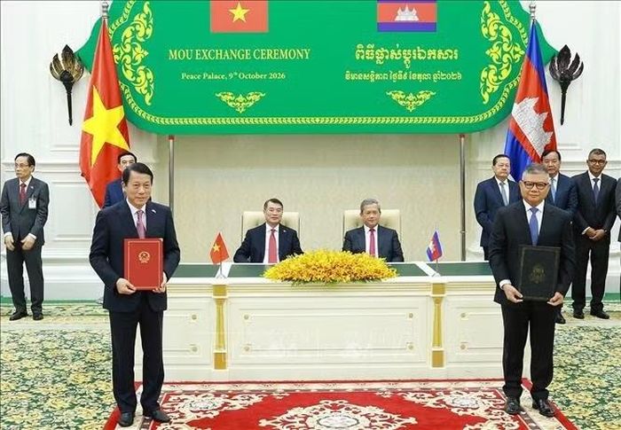 Thủ tướng Lê Minh Hưng và Thủ tướng Campuchia Hun Manet chứng kiến trao Bản Ghi nhớ về hợp tác an ninh giữa Bộ Công an Việt Nam và Trung tâm quốc gia Công nghệ, Thông tin Campuchia. Ảnh: Dương Giang/TTXVN