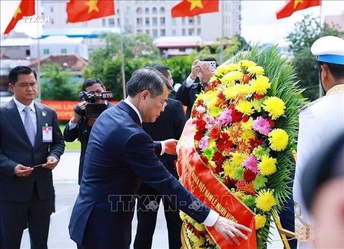 Thủ tướng Chính phủ Lê Minh Hưng đặt hoa tại Đài Hữu nghị Campuchia - Việt Nam ở Thủ đô Phnom Penh. Ảnh: Dương Giang/TTXVN