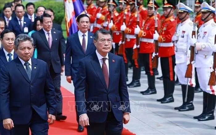 Thủ tướng Lê Minh Hưng đến đặt hoa tại Đài tưởng niệm cố Quốc vương Norodom Sihanouk ở thủ đô Phnom Penh. Ảnh: Dương Giang /TTXVN
