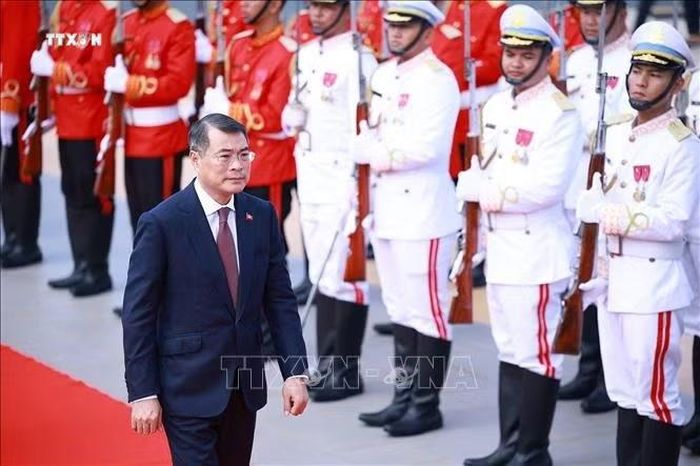 Thủ tướng Lê Minh Hưng đến đặt hoa tại Đài Độc lập ở thủ đô Phnom Penh. Ảnh: Dương Giang/TTXVN