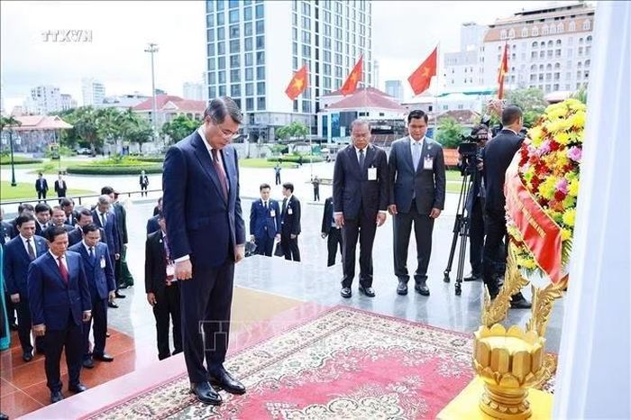 Thủ tướng Chính phủ Lê Minh Hưng đặt hoa tại Đài Hữu nghị Campuchia - Việt Nam ở Thủ đô Phnom Penh. Ảnh: Dương Giang/TTXVN