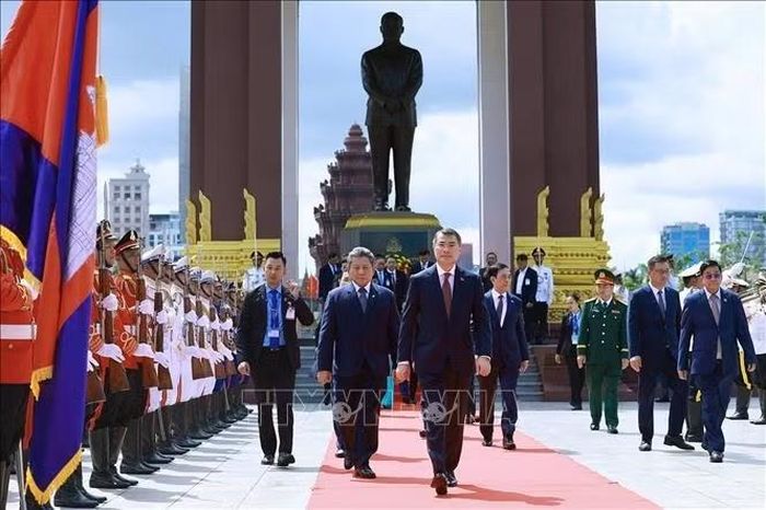 Thủ tướng Lê Minh Hưng đến đặt hoa tại Đài tưởng niệm cố Quốc vương Norodom Sihanouk ở thủ đô Phnom Penh. Ảnh: Dương Giang/TTXVN