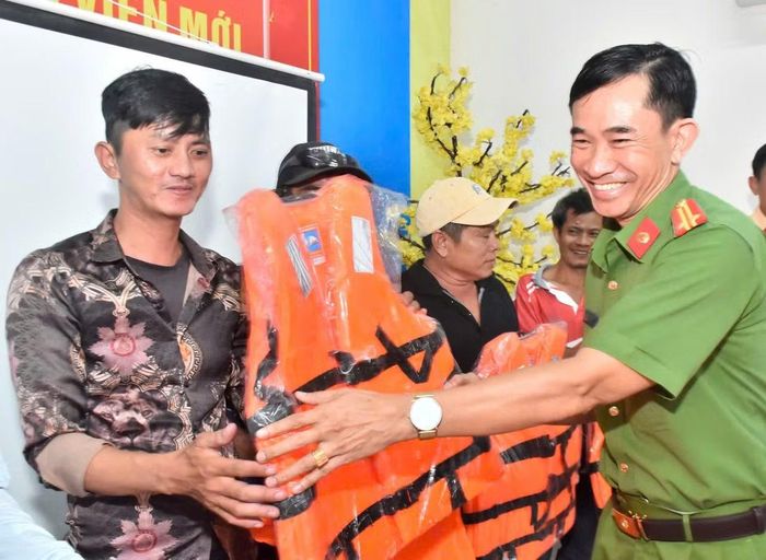 Trao tặng áo phao cho người dân. Ảnh: Thoại Anh