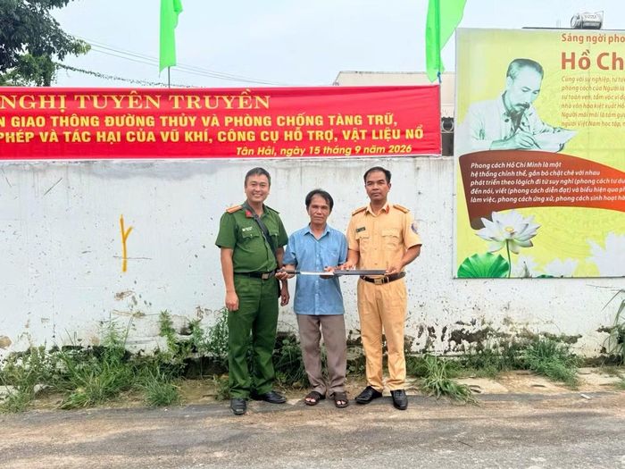 Trạm Cảnh sát đường thủy Phú Mỹ phối hợp Công an phường Tân Phước tuyên truyền pháp luật về trật tự, an toàn giao thông đường thủy và phòng, chống vi phạm về vũ khí, vật liệu nổ, công cụ hỗ trợ... Ảnh: Thoại Anh