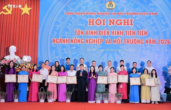 Đồng chí Nguyễn Hà Xuyên, Chủ tịch Công đoàn Nông nghiệp và Môi trường Việt Nam (Tổng liên đoàn Lao động Việt Nam) và đồng chí Phan Thị Huệ, Phó Chủ tịch Công đoàn Nông nghiệp và Môi trường Việt Nam tặng bằng khen tuyên dương gia đình CNVCLĐ tiêu biểu. Ảnh: Lê Đông /TTXVN