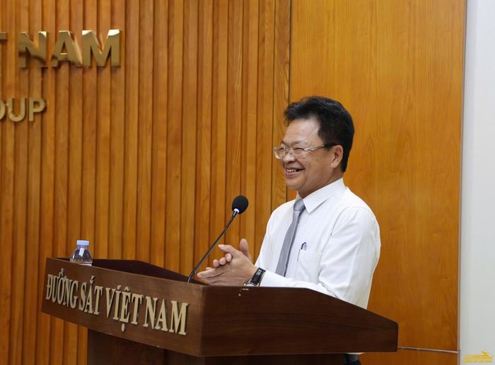 Chủ tịch HĐTV Tập đoàn ĐSQGVN Đặng Sỹ Mạnh phát biểu chỉ đạo hội nghị.