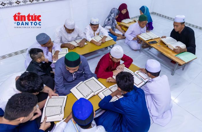 Ông Mohamad Zen mong muốn trẻ em trong cộng đồng biết đọc, viết tiếng Chăm để gìn giữ ngôn ngữ và văn hóa truyền thống.