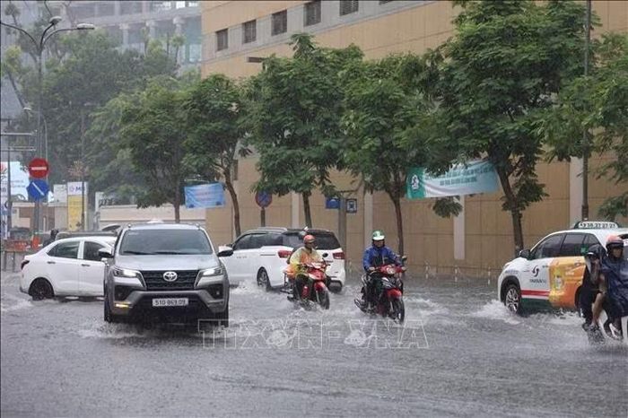 Các phương tiện lưu thông trên đường Lê Lợi bị ngập sâu, trưa 6/10.