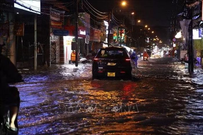 Một đoạn đường Phan Huy Ích (phường Tân Sơn) "biến thành sông" thời điểm 20 giờ tối 7/10, đây là đoạn đường thường xuyên ngập nặng sau mỗi trận mưa lớn suốt nhiều ngày qua.