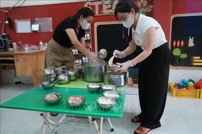 Bữa ăn bán trú cho trẻ mầm non được Trường Mầm non Tam Đảo tính toán đầy đủ định lượng cho trẻ, bảo đảm các bữa chính và bữa phụ.