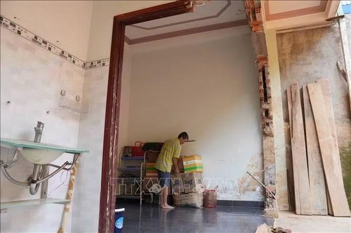 Căn nhà 2 tầng của hộ ông Nguyễn Ngọc Sỹ (thôn Lạc Xuân, xã D’ran, Lâm Đồng) bị đất đá sạt lở đánh sập một phần nhà vệ sinh, khu vực nhà bếp đợt cuối năm 2025.