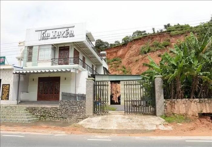 Căn nhà của một hộ dân thôn Lạc Xuân (xã D’ran, Lâm Đồng) bị uy hiếp bởi tình trạng sạt lở bờ taluy của đồi đất phía sau.