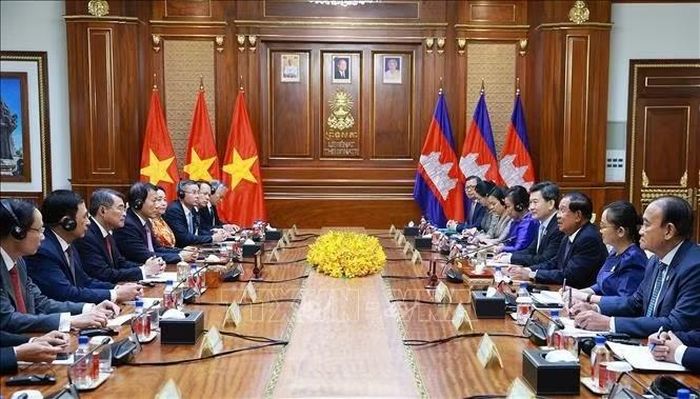 Thủ tướng Lê Minh Hưng đến chào Chủ tịch Đảng Nhân dân Campuchia, Chủ tịch Thượng viện Hun Sen. Ảnh: Dương Giang/TTXVN