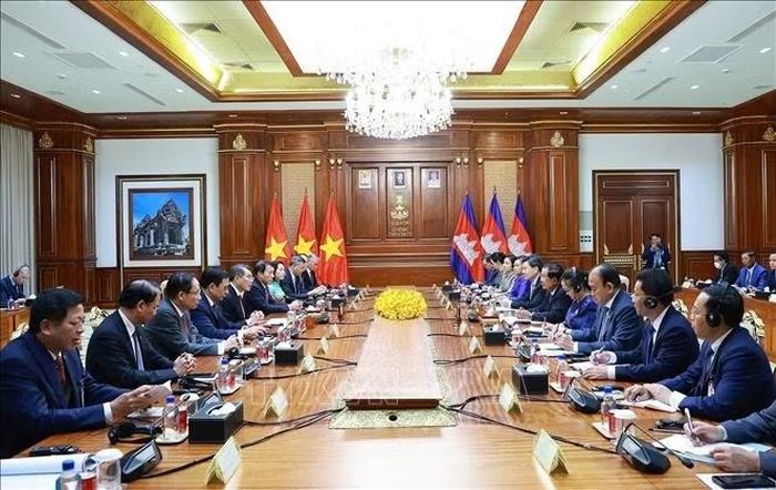 Thủ tướng Lê Minh Hưng gặp Chủ tịch Đảng Nhân dân Campuchia, Chủ tịch Thượng viện Hun Sen. Ảnh: Dương Giang/TTXVN