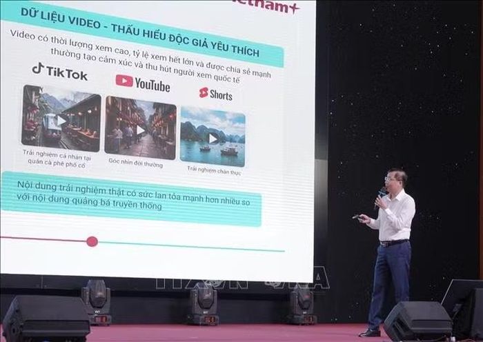 Ông Trần Tiến Duẩn, Tổng Biên tập Báo điện tử VietnamPlus (TTXVN) trình bày tham luận “Dữ liệu số và báo chí đa ngôn ngữ trong quảng bá du lịch Việt Nam” tại Diễn đàn “Vai trò của báo chí trong thúc đẩy phát triển du lịch Việt Nam” năm 2026 Ảnh: Thanh Thủy/TTXVN