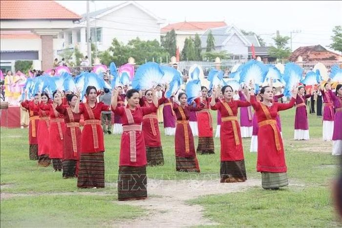 Các thiếu nữ Chăm thực hiện các tiết mục múa tập thể. Ảnh: Đặng Tuấn/TTXVN