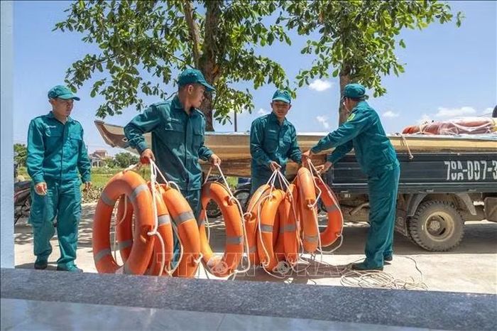 Bên cạnh các nhà tránh lũ cộng đồng, những ngôi nhà cao tầng của người dân trong các khu vực trũng thấp cũng được lựa chọn làm địa điểm tránh lũ và được cung cấp sẵn các dụng cụ, nhu yếu phẩm cần thiết trước mỗi mùa mưa bão.