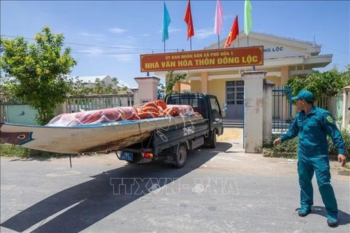 Ca nô, xuồng máy và áo phao được đưa về cơ sở, sẵn sàng tiếp cận các khu dân cư khi xảy ra ngập lụt, chia cắt.