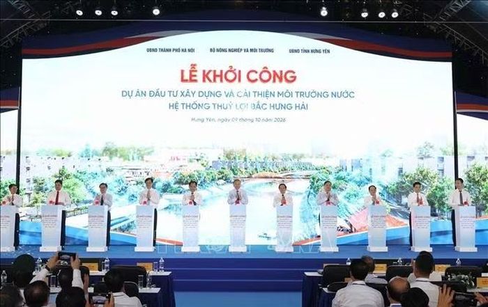 Tổng Bí thư, Chủ tịch nước Tô Lâm và các đại biểu thực hiện nghi thức khởi công Dự án nâng cấp, hiện đại hóa và cải thiện môi trường nước hệ thống thủy lợi Bắc Hưng Hải. Ảnh: Thống Nhất/TTXVN