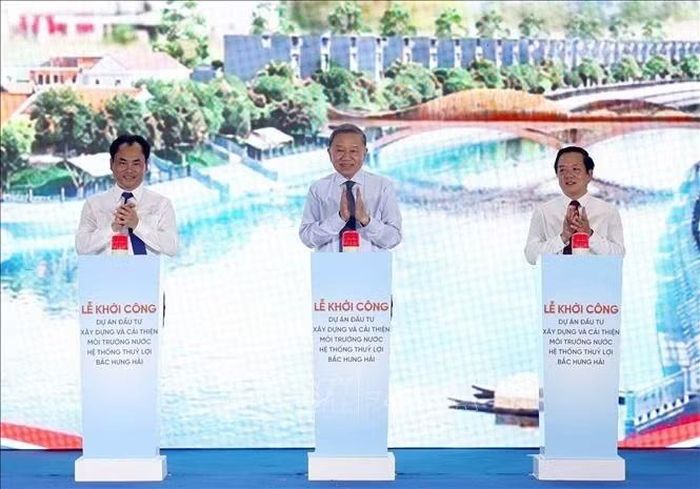 Tổng Bí thư, Chủ tịch nước Tô Lâm và các đại biểu thực hiện nghi thức khởi công Dự án nâng cấp, hiện đại hóa và cải thiện môi trường nước hệ thống thủy lợi Bắc Hưng Hải. Ảnh: Thống Nhất/TTXVN