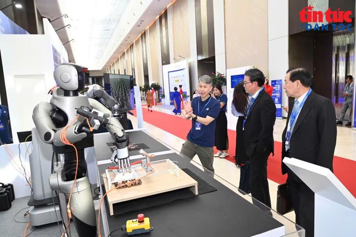 Các đại biểu tham quan khu vực trưng bày các công nghệ của TP Hồ Chí Minh trong Diễn đàn kinh tế mùa thu năm 2025.