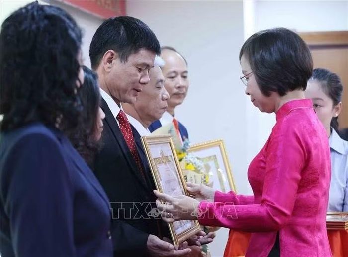 Đồng chí Vũ Việt Trang, Ủy viên Ban Thường vụ Đảng ủy các cơ quan Đảng Trung ương, Bí thư Đảng ủy, Tổng Giám đốc Thông tấn xã Việt Nam, Phó Trưởng ban Tuyên giáo Trung ương trao Huy hiệu cho các đồng chí 40 năm; 35 năm và 30 năm tuổi Đảng. Ảnh: An Đăng/TTXVN