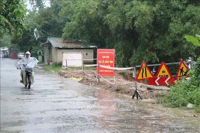 Lực lượng chức năng giăng dây, đặt biển cảnh báo khu vực sạt lở để đảm bảo an toàn cho người dân khi di chuyển qua đoạn.